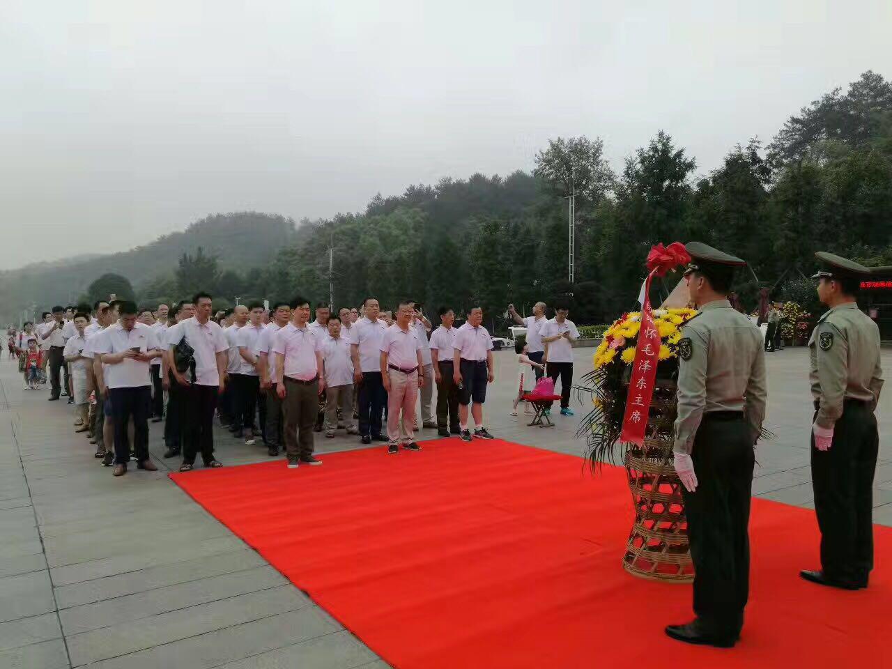 全体人员列队向毛主席铜像敬献花篮