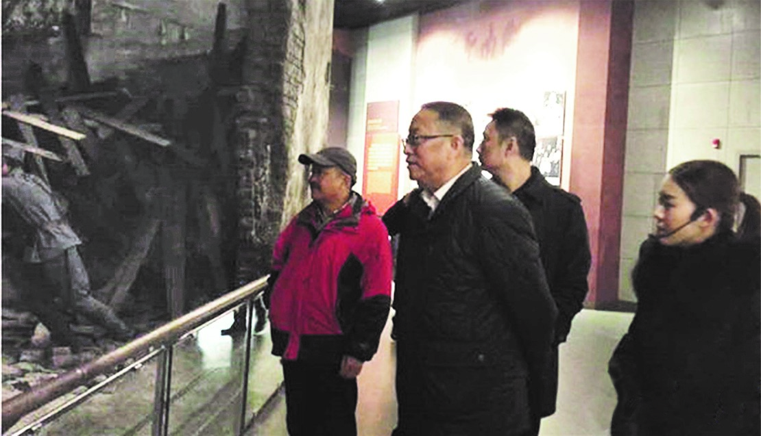 何誉军（左一）陪同全国政协副主席、民革中央常务副主席郑建邦（左二）参观湖南抗战纪念馆。