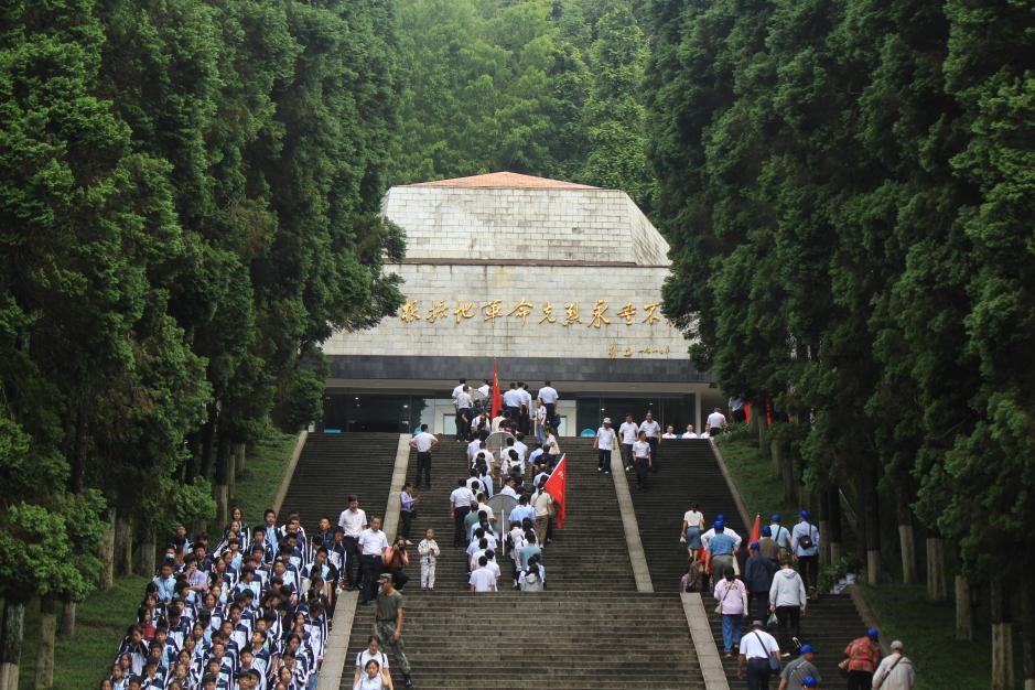 6月10日，全体员工参观井冈山革命烈士陵园，并向革命烈士陵园敬献花圈。